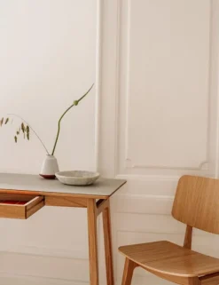 Clearance Magnus Olesen Freya Desk Stel: Lakeret eg / Bordplade: Beigegrå linoleum 4175 m. lakeret egekant